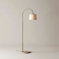 Lampada da terra in metallo color sabbia con paralume cilindrico in tessuto beige