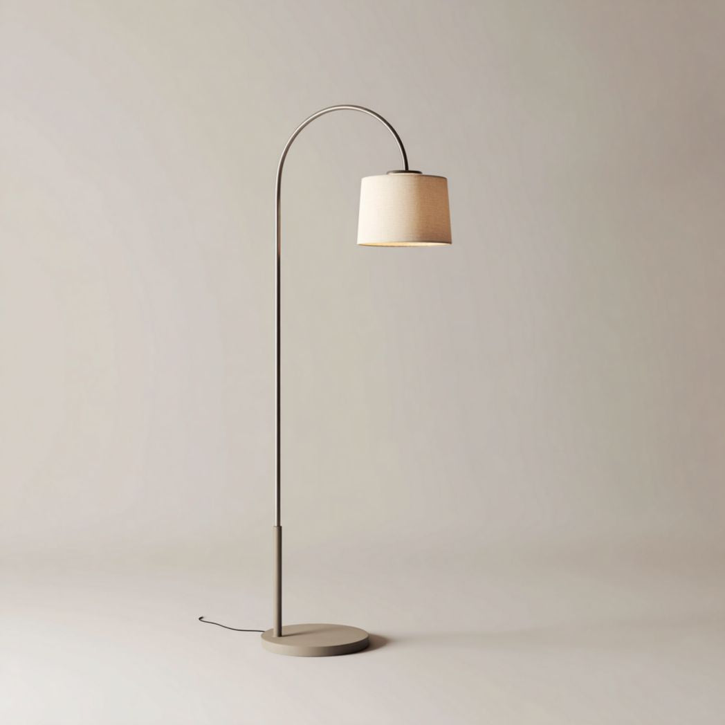 Lampada da terra in metallo color sabbia con paralume cilindrico in tessuto beige